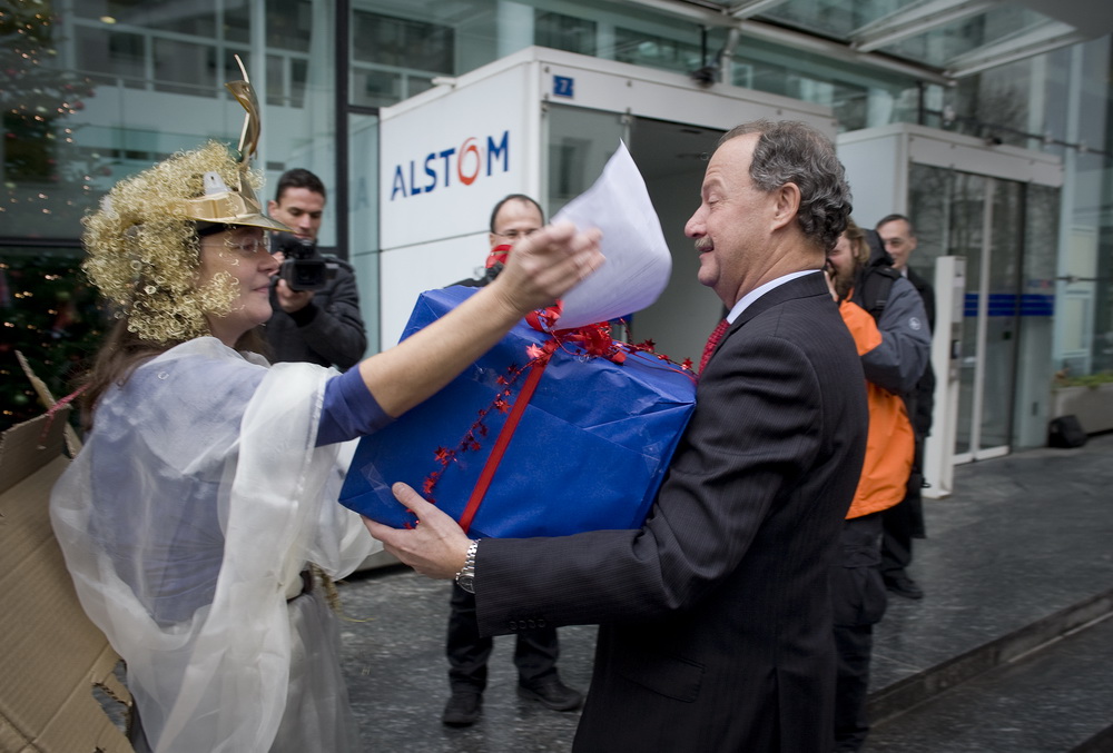 Uebergabe einer Petition mit 3330 Unterschriften an den Personalleiter von Alstom, Walter Hiltbrunner(rechts), durch Max Chopard-Acklin von der Gewerkschaft UNiA am 20.12.2010 vor dem Hauptgebäude von Alstom in Baden.