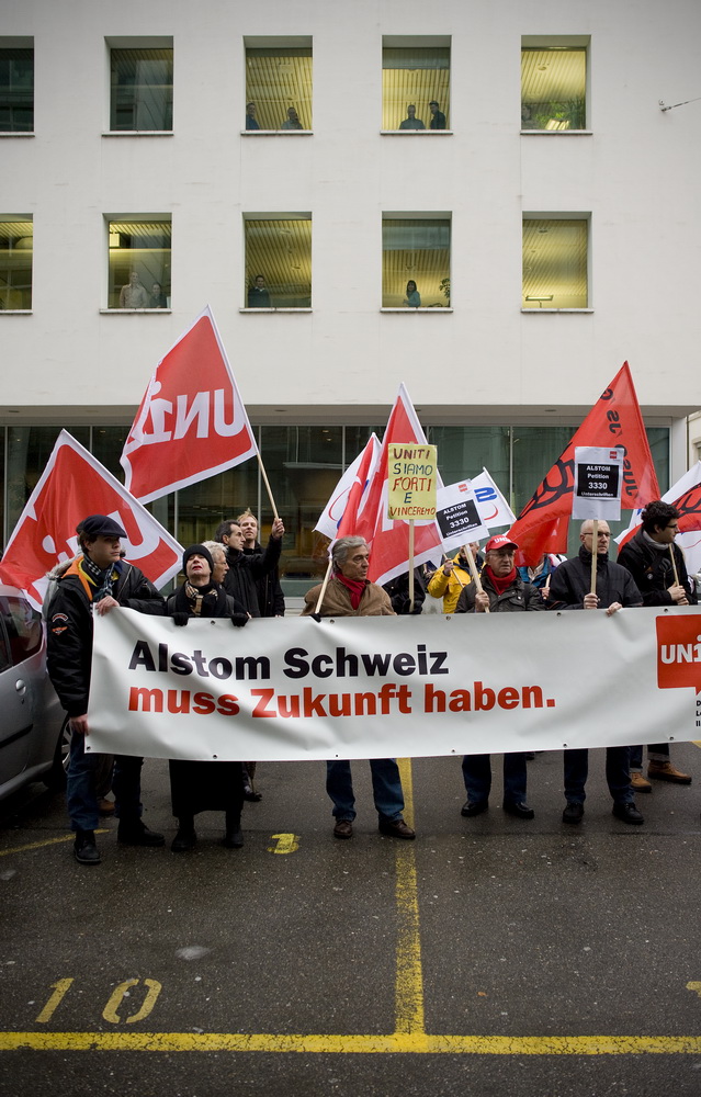 Uebergabe einer Petition mit 3330 Unterschriften an den Personalleiter von Alstom, Walter Hiltbrunner, durch Max Chopard-Acklin von der Gewerkschaft UNiA am 20.12.2010 vor dem Hauptgebäude von Alstom in Baden.
