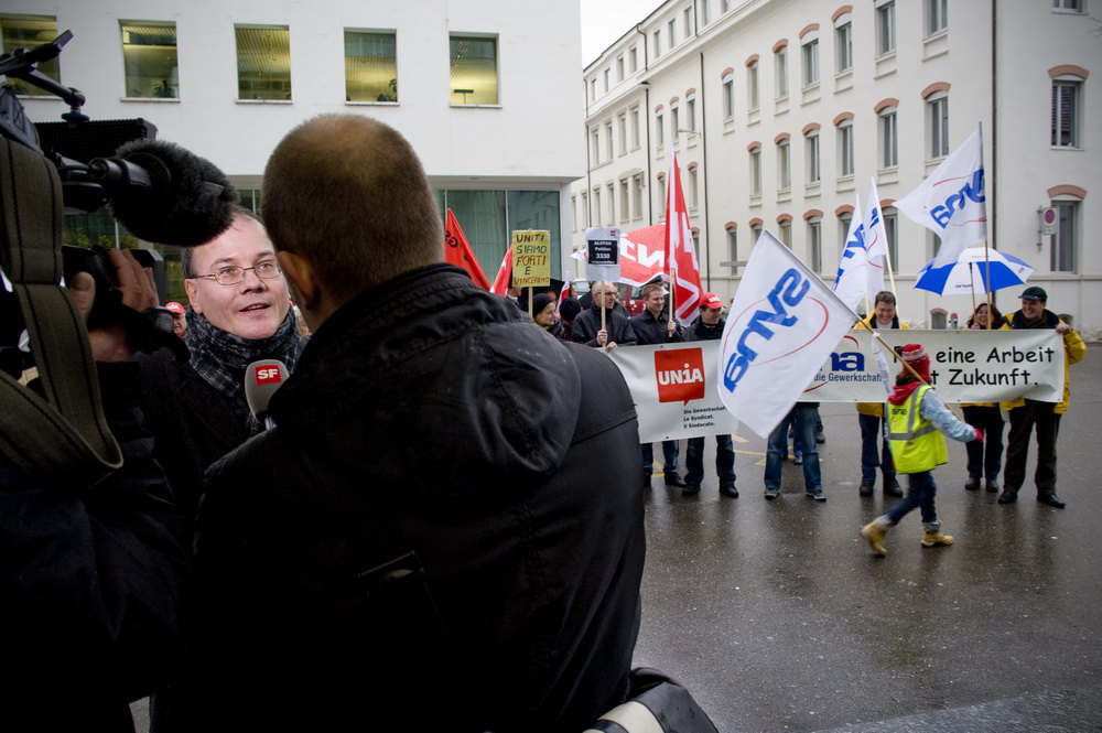 Uebergabe einer Petition mit 3330 Unterschriften an den Personalleiter von Alstom, Walter Hiltbrunner, durch Max Chopard-Acklin (links) von der Gewerkschaft UNiA am 20.12.2010 vor dem Hauptgebäude von Alstom in Baden.